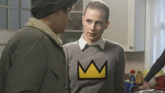 Pull gris avec imprimé "couronne jaune" porté par Betty Cooper (Lili Reinhart) dans Riverdale (S01E10)