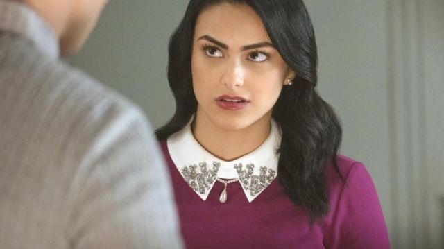 Vestido corto de cuello blanco - violeta usado por Veronica Lodge (Camila Mendes) en Riverdale (S01E09)