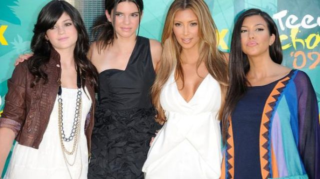La robe noire H&M portée par Kendall Jenner lors des Teen Choice Awards 2009