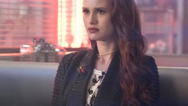 Brooch &quot;spider&quot; - gold and red worn by Cheryl Blossom (Madelaine Petsch) in Riverdale (S01E07)
