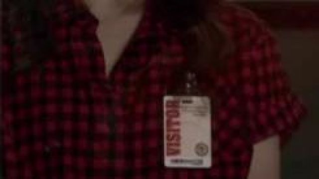 Chemise à carreaux rouge et noir porté par Spencer Hastings (Troian Bellisario) dans Pretty Little Liars (S03E01)