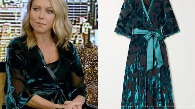 Dressing gown in shiny blue satin Kelly Ripa in LIVE with Kelly and Ryan