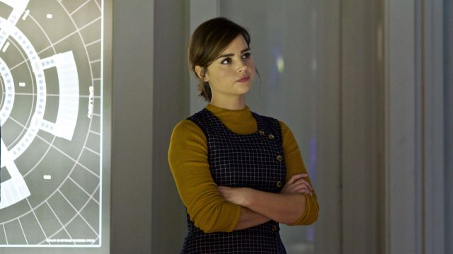 Suéter amarillo mostaza de Clara (Jenna Coleman) en Doctor Who (S09E03)