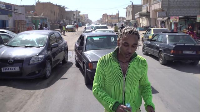 La veste vert fluo zippée de Laylow dans son clip Visa feat. MADD
