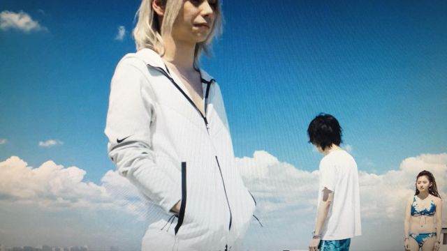 The white Nike zipped sweatshirt worn by Chishiya (Nijirō Murakami) in the TV series Alice In Borderland (S01E02)