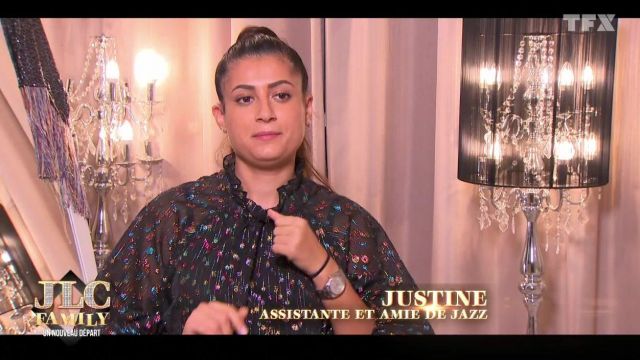 Robe noir portée par Justine l'assistante de Jazz dans la JLC Family saison 3 ep 3