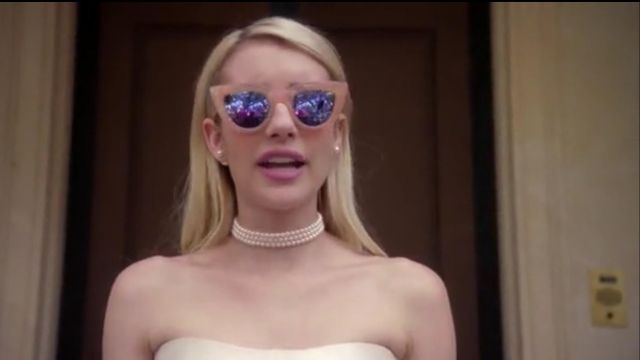 Necklace pearl de Chanel Oberlin (Emma Roberts) dans la série Scream Queens (S01E12)