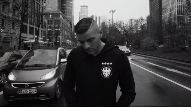 Le pull noir floqué "Germany" de Sofiane dans son clip Remontada feat. Azet