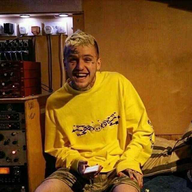 Yellow long sleeve of Lil Peep on the Instagram account @lilpeepscokenails