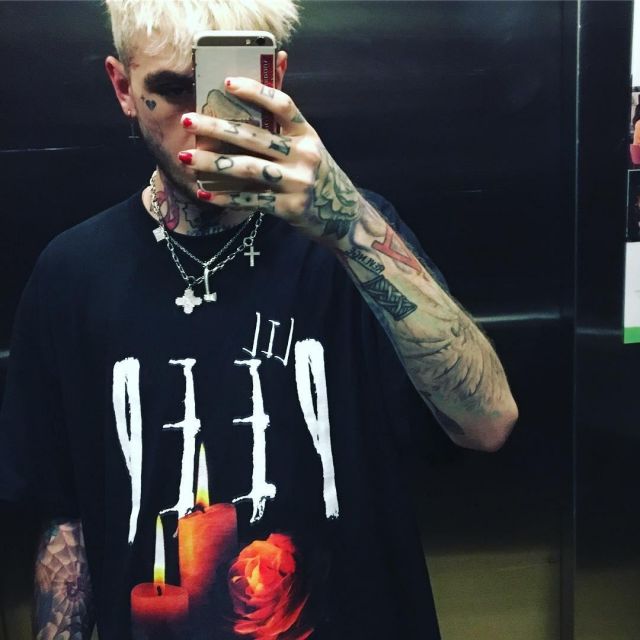 The t-shirt of Lil Peep on his account Instagram @lilpeep | Spotern