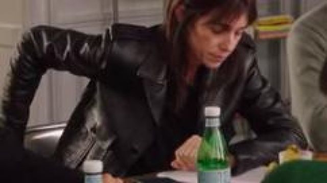 Black leather jacker of Charlotte Gainsbourg (Charlotte Gainsbourg) in Dix Pour Cent (S04E01)