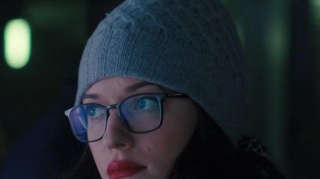 Bonnet en tricot gris porté par Darcy Lewis (Kat Dennings) dans la garde-robe de la série TV WandaVision (Saison 1 Épisode 5)