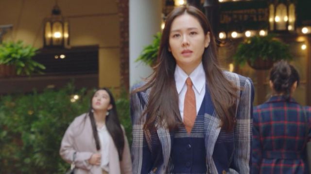 Gucci Check Suit of Yoon Se-ri (Son Ye-jin) in Crash Landing on You (S01E01)