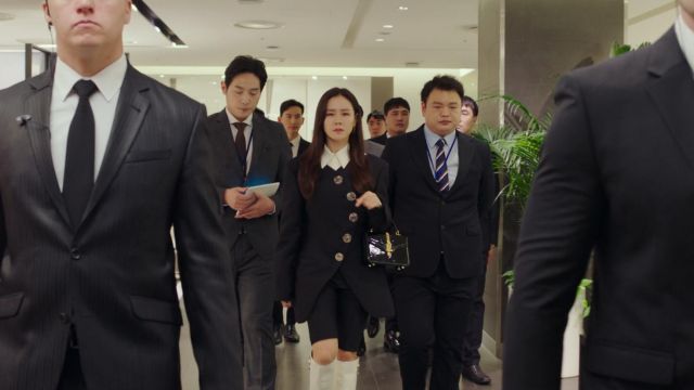 Tenue de travail de Yoon Se-ri (Son Ye-jin) dans Crash Landing on You (S01E01)