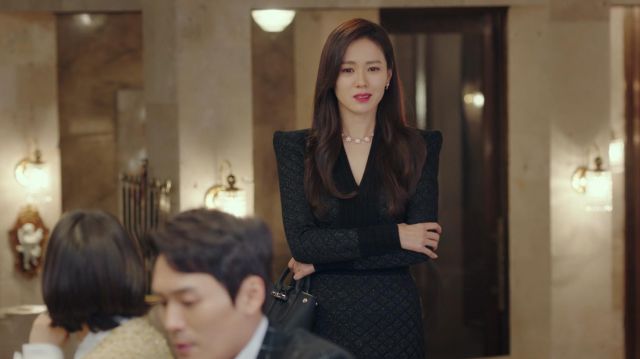 Family dinner of Yoon Se-ri (Son Ye-jin) in Crash Landing on You (S01E01)