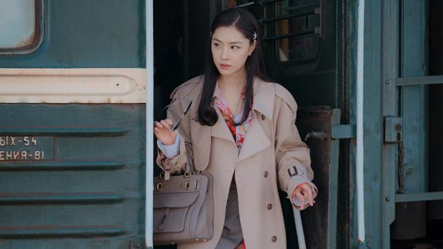 Manteau et sac de Seo Dan (Seo Ji-hye) dans Crash Landing on You (S01E04)