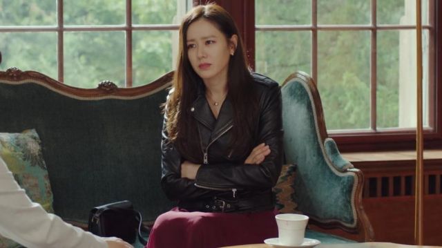 Clinic visit of Yoon Se-ri (Son Ye-jin) in Crash Landing on You (S01E02)