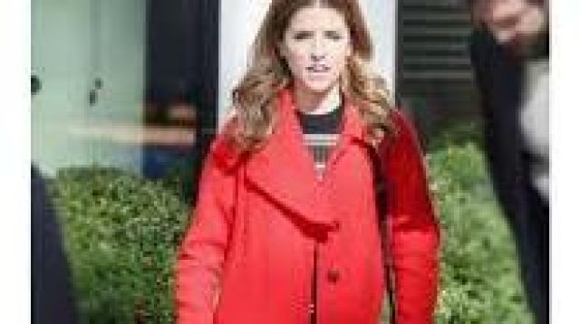 Ttrench-Coat rouge porté par Darby (Anna Kendrick) dans les tenues de la série Love Life (saison 1, épisode 6) 
