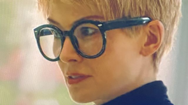 Les lunettes de vue noires portées par Marla Grayson (Rosamund Pike) dans le film I Care a Lot.