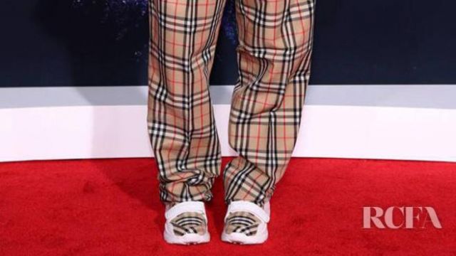 Burberry Regis Check Lace-Up Sneaker portée par Billie Eilish sur le tapis rouge des American Music Awards 2019