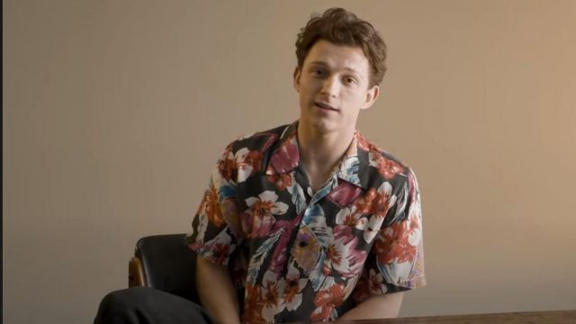 Camisa con estampado floral que Tom Holland usó en un video de reacción usado por Peter Parker / Spider-Man (Tom Holland) en Spider-Man: Far from Home