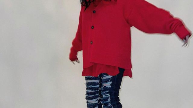 Dior B23 High-Top Sneak­ers in red worn by Billie Eilish on her Instagram account