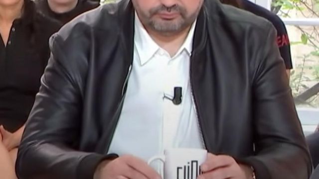 Jean-François Piège porte un blouson en cuir zippé lors de son passage dans Clique Dimanche en avril 2019
