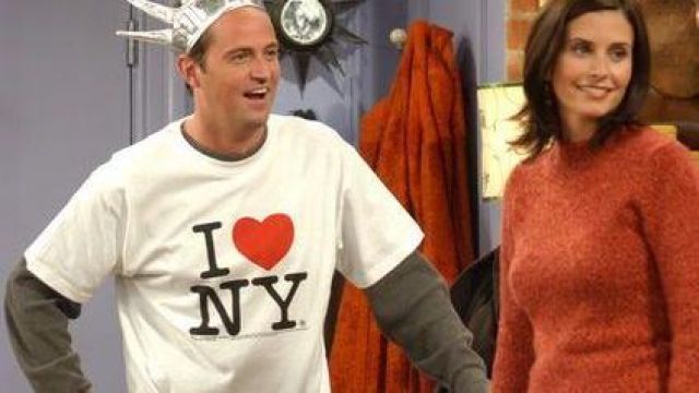 Tshirt I Love NY de Chandler Bing (Matthew Perry) dans Friends (S10E14)