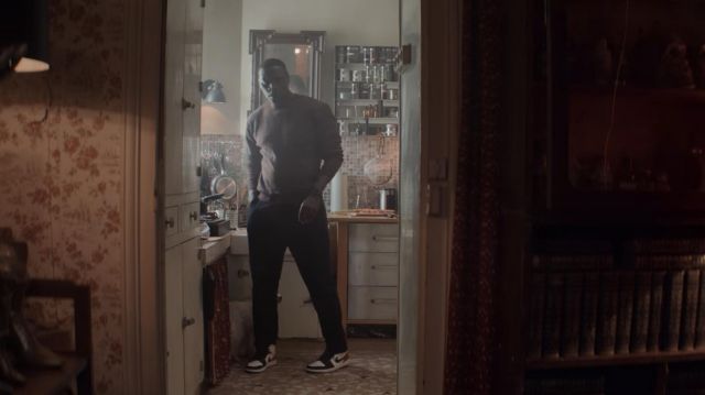 La paire de sneakers Nike Jordan fearless portée Assane Diop (Omar Sy) dans la série Lupin (S01E09)