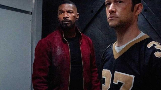 Red zip jacket worn by Art (Jamie Foxx) in Project Power movie outfits