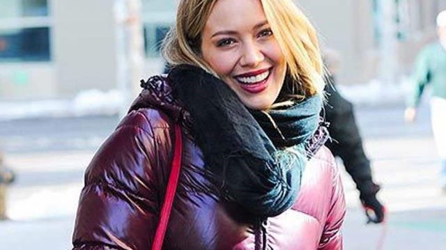 Maroon Puffer jacket of Kelsey Peters (Hilary Duff) in Younger (S06E12)