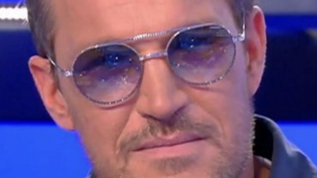 Les lunettes de soleil portées par Benjamin Castaldi lors de l'émission TPMP - Touche pas à mon poste du 29 mars 2021