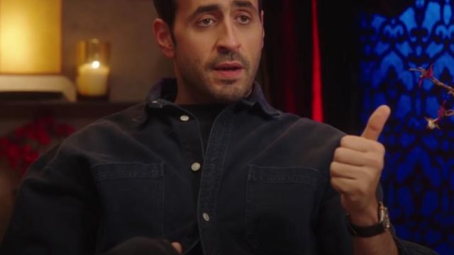 La chemise en jean noir portée par Marc (Jonathan Cohen) dans la série La Flamme (S01E01)