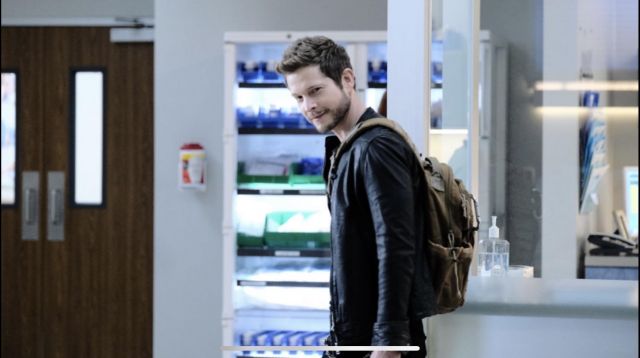 La sac à dos porté par Conrad Hawkins (Matt Czuchry) dans la série The Resident (Saison 3 Episode 14)