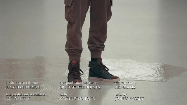 Les sneakers portées par Jack (Glenn Howerton) comme on le voit dans AP Bio (S02E03)