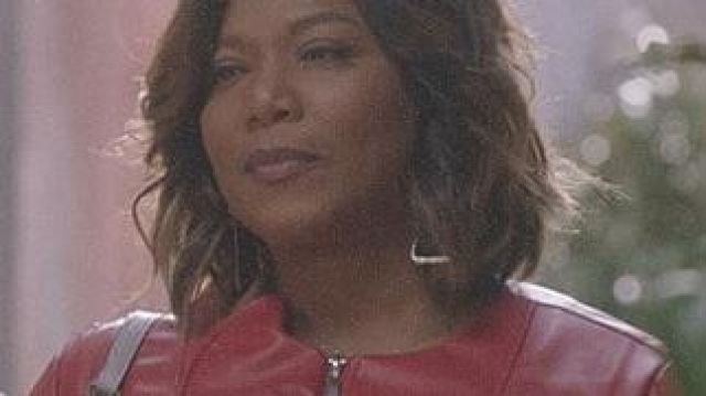 Ashley Stewart Ruffle Front Faux Leather Jacket en rojo usado por Carlotta Brown (Queen Latifah) como se ve en los atuendos de la serie de televisión Star (Temporada 2 Episodio 14)