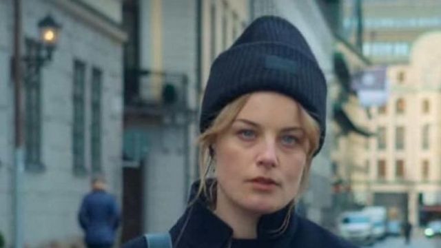 Blue hat of Sofie Rydman (Ida Engvoll) in Love & Anarchy (S01E04)
