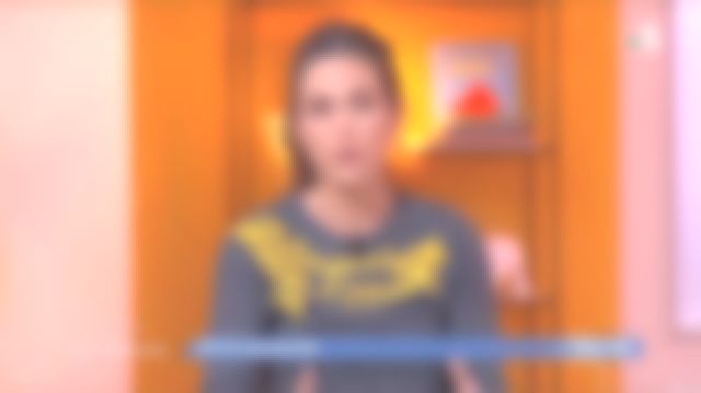 Sweat-shirt ou pull gris brodé jaune « toujours vous » porté par Marie Perarnau  Marie Perarnau dans l'émission La maison des maternelles