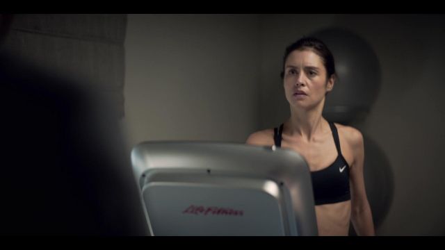 Nike light support sports bra in black worn by Rebecca Webb (Hannah Ware) in The One (S01E01)