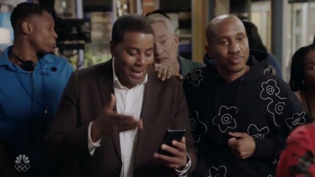 Le sweatshirt noir à capuche imprimé fleurs Sandro porté par Gary Williams (Chris Redd) dans la série Kenan (Saison 1 Épisode 10)