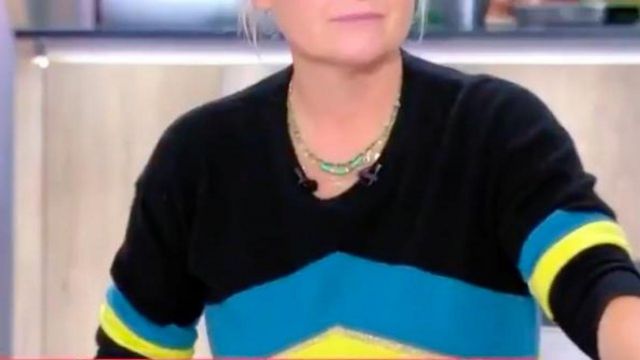 Le collier turquoise Paloma Stella porté par Anne-Élisabeth Lemoine dans l'émission C à Vous
