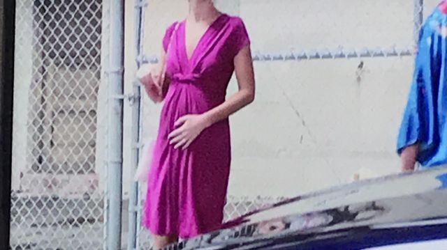 Robe mi-longue violette que Petra Solano porte dans jane the virgin lors de l’épisode 6 de la saison 2