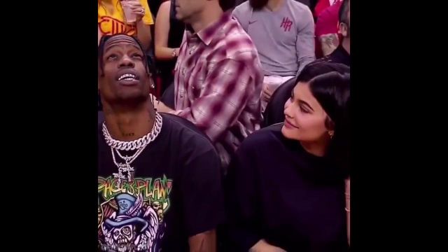 Le t-shirt Page & Plant porté par Travis Scott lors du match NBA des Houston Rockets contre Minessota en avril 2018 avec Kylie Jenner