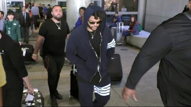 Jogging worn by the Weekend in the video The Weeknd In Sweats, Flanked By Bodyguards Arriving At LAX
