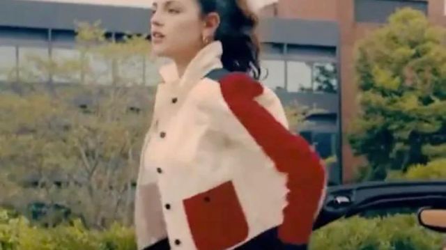 La veste rouge et blanche Scotch & Soda portée par Fran (Eisa González) dans le film I care a lot.