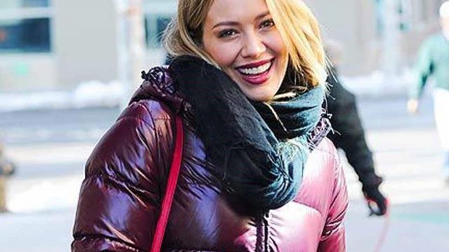 Veste marron portée par Hilary Duff avant le Nouvel An au Saks Fifth Avenue à L.A en décembre 2012