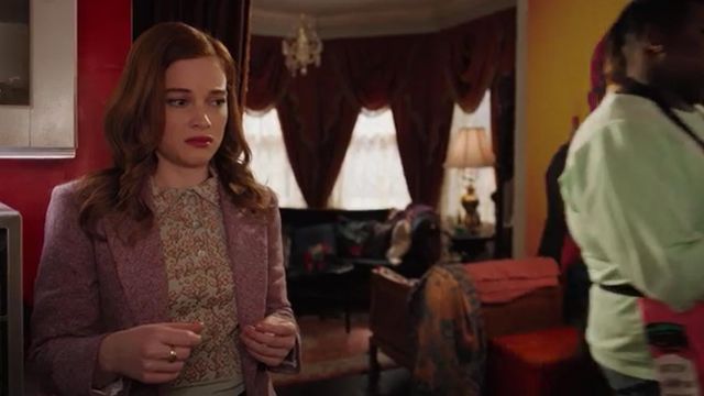 Polo with flowers of Zoey (Jane Levy) in Zoey and her incredible Playlist (S02E13)