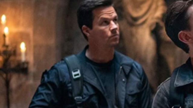 Black Jacket in Navy blue worn by Victor Sullivan (Mark Wahlberg) in Uncharted movie outfits