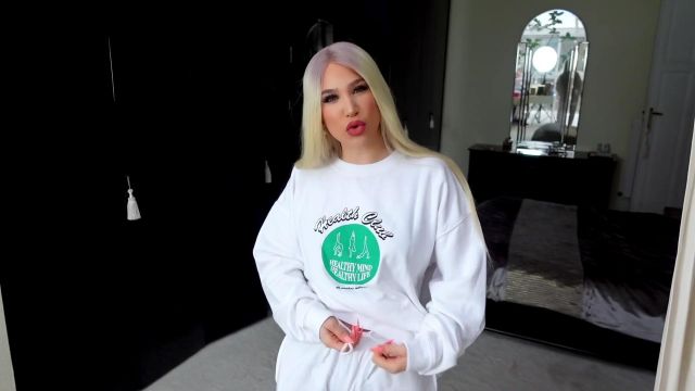 White tracksuit with turquoise green details worn by Océane in 500 € AT BOOHOO IT&#39;S WORTH WHAT? | Océane