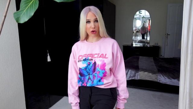 &quot;Official&quot; sweatshirt with butterfly patterns worn by Océane in € 500 AT BOOHOO WHAT IS WORTH? | Océane